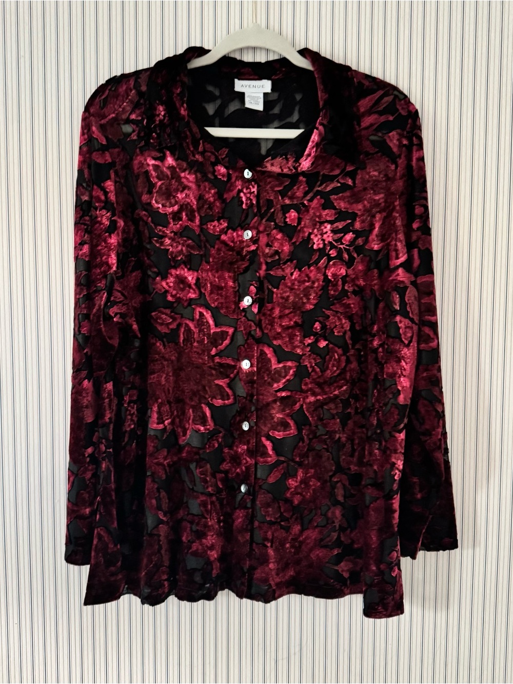 18/20 Avenue Women's Burgundy Floral Velvet Button-Up Top